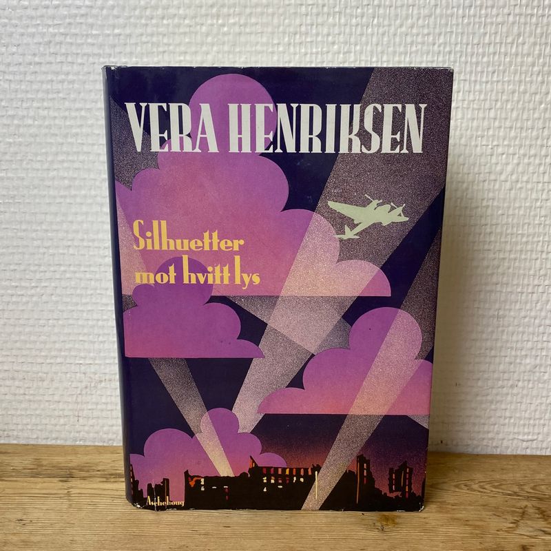 Silhuetter mot hvitt lys