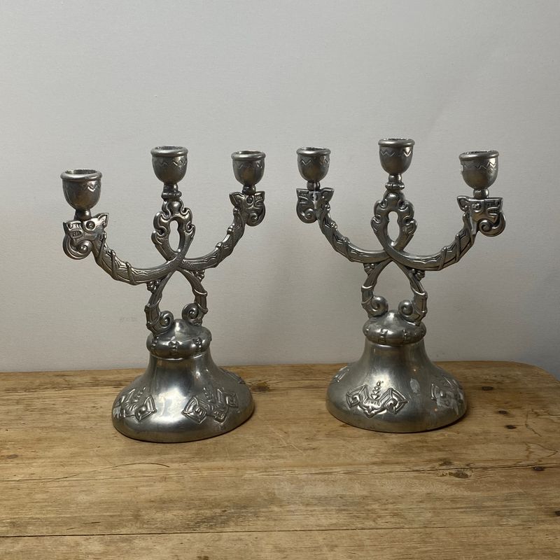 2 tre-armede lysestaker i metall