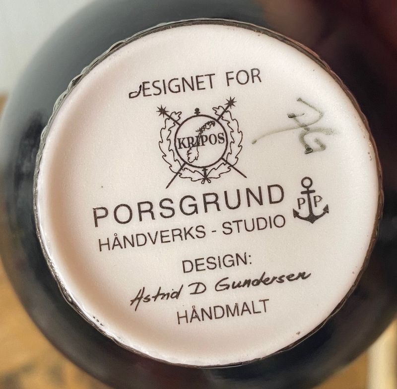 Porgrund Porselen - Astrid D. Gundersen, signert skål, Kripos