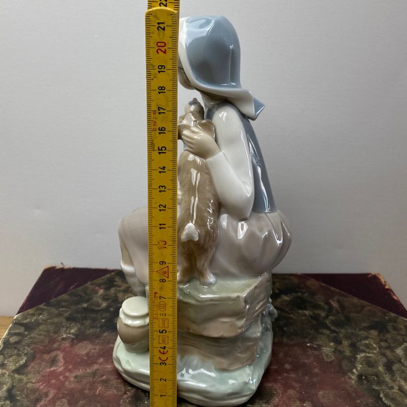 Lladro, jente med hund