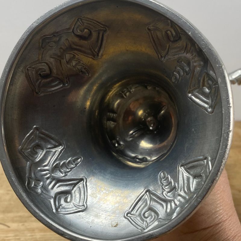 2 tre-armede lysestaker i metall